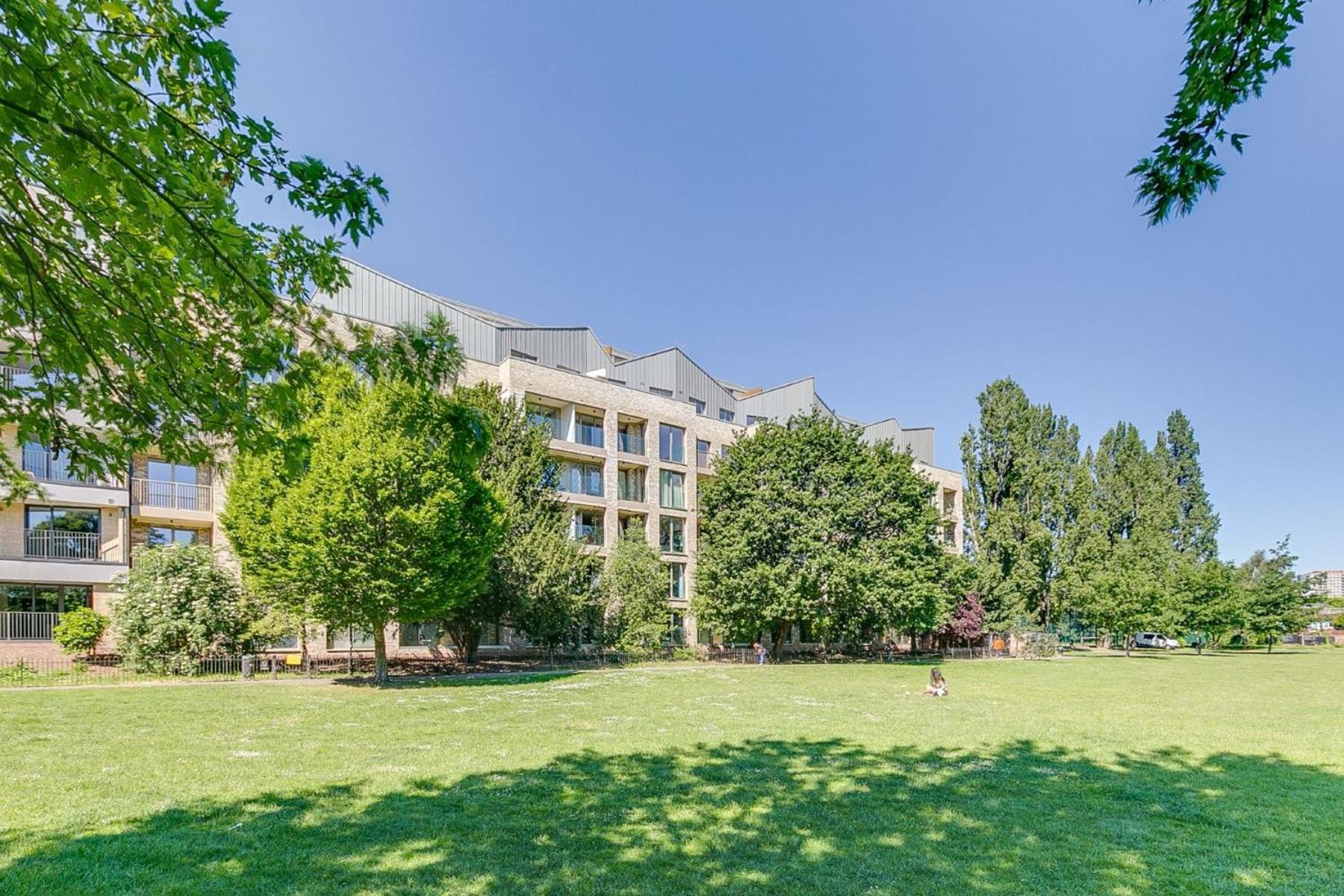 Utopian 3 Bedroom Kilburn Appartamento